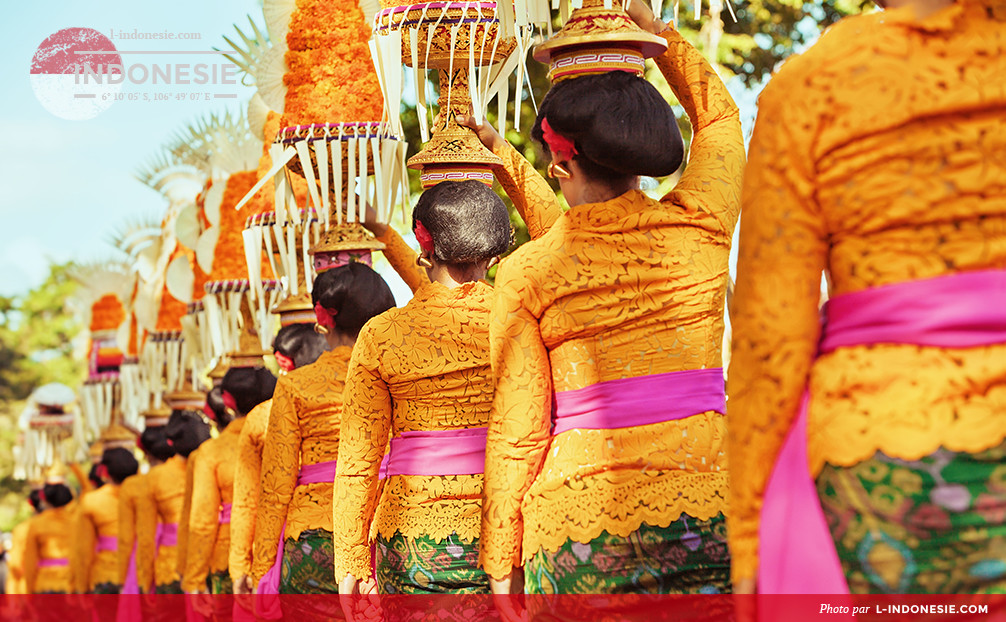 Femmes balinaises en costumes traditionnels