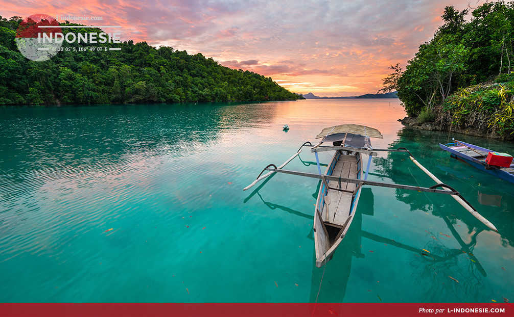 Lagon bleu dans les îles Togean en Sulawesi central