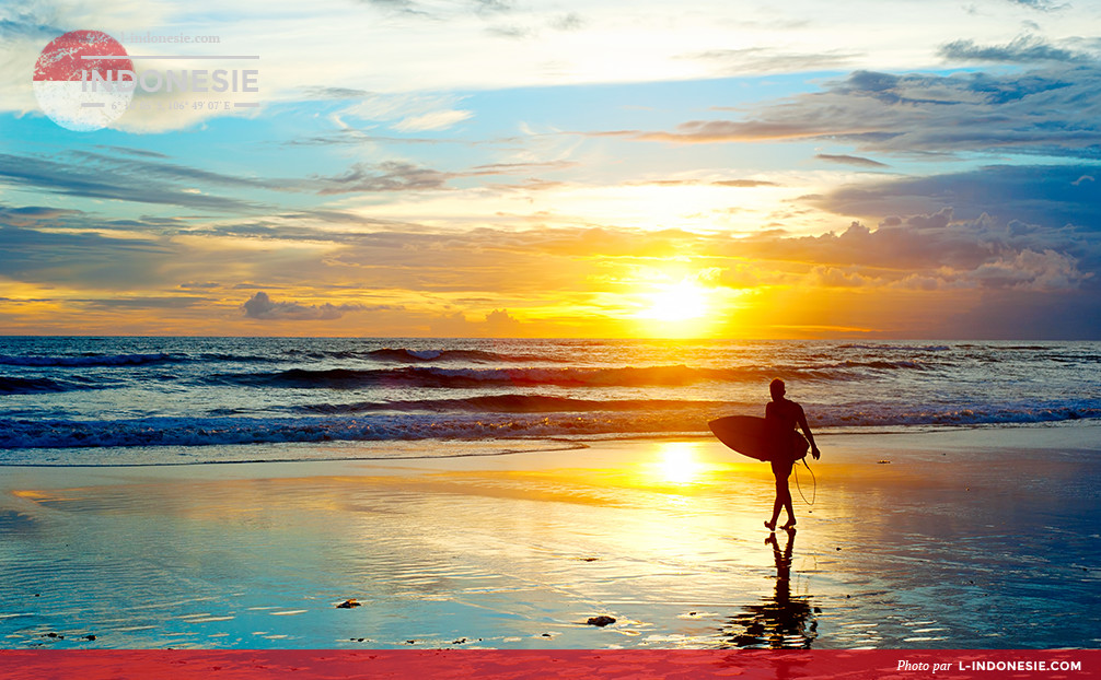 Surfer sur la plage de Bali