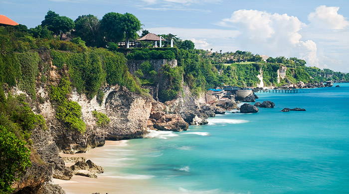 paysage de mer à bali avec falaise et plage