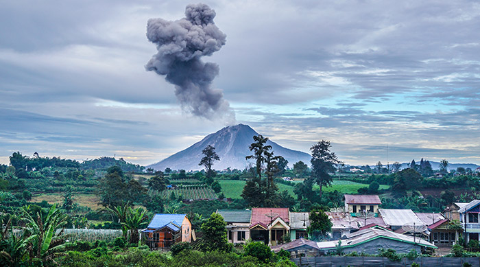 volcan sinabung à samutra du nord en indonesie