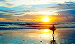 Surfer sur la plage de Bali